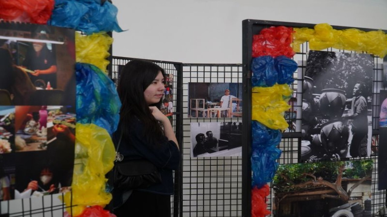 Pengunjung melihat foto karya mahasiswa PCU yang dipamerkan dalam Pameran Photostory Vol. 9 di kampus setempat di Surabaya, Jumat (14/4/2023). (ANTARA/HO-Humas PCU Surabaya)