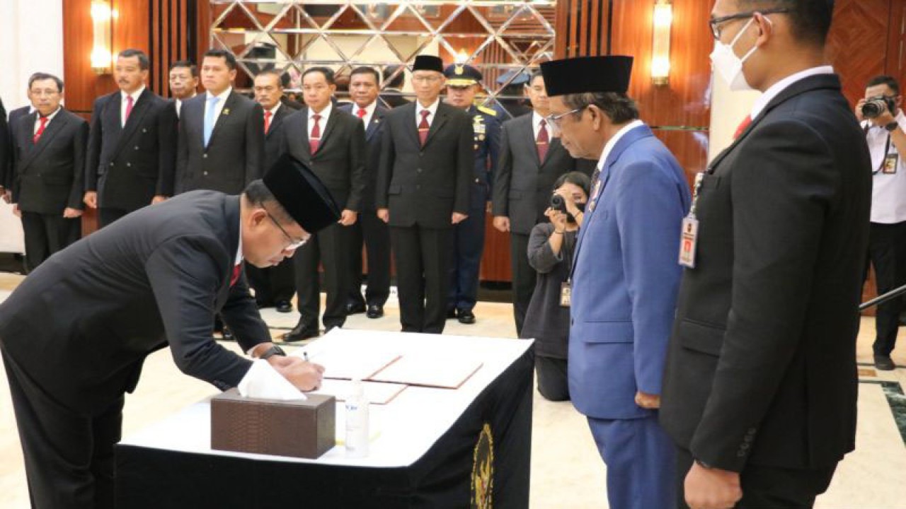 Menteri Koordinator Bidang Politik, Hukum, dan Keamanan (Menkopolhukam) Mahfud MD dalam pelantikan Laksda TNI Dadi Hartanto sebagai Sekretaris Jenderal (Sesjen) Dewan Ketahanan Nasional (Wantannas) di Jakarta, Selasa (4/4/2023). ANTARA/HO-Humas Wantannas