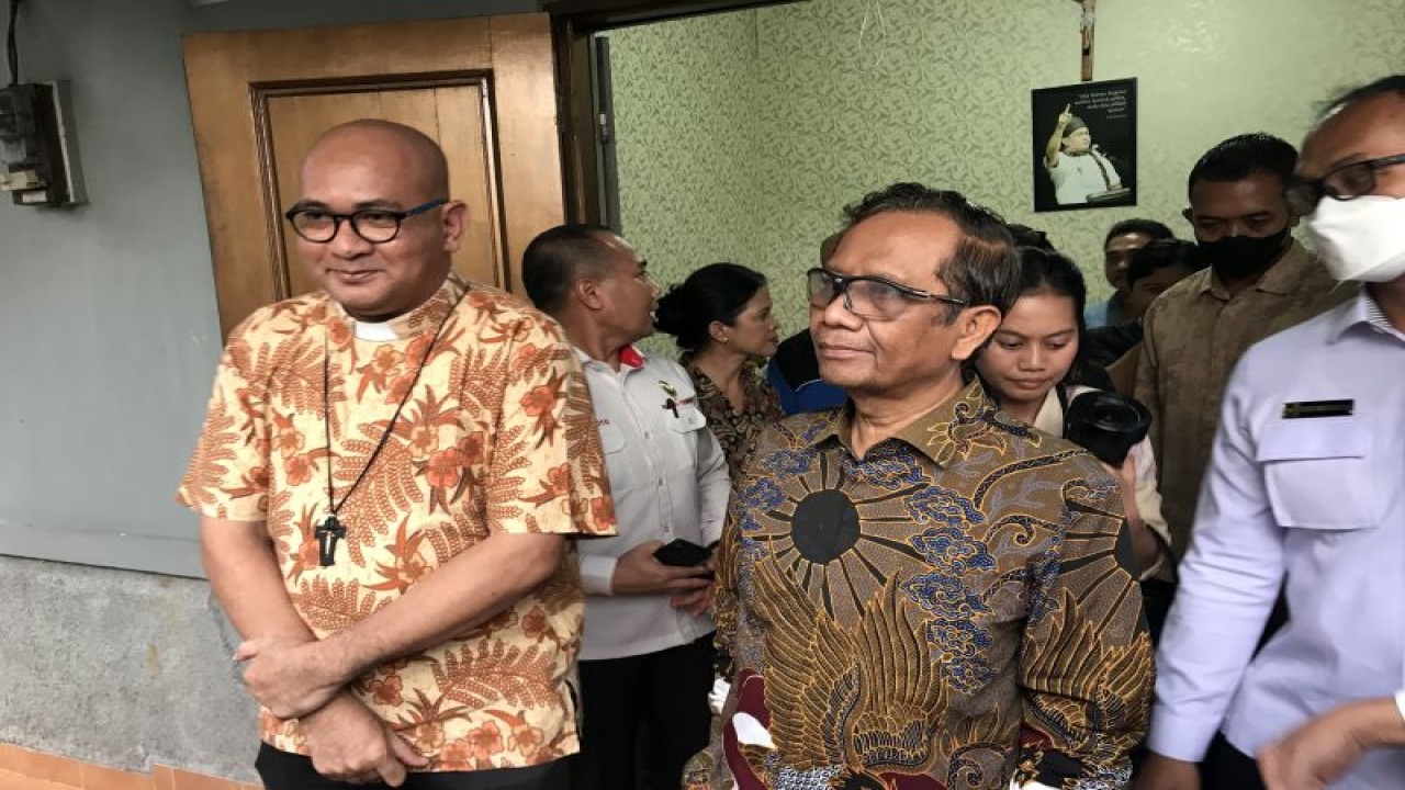 Menteri Koordinator Bidang Politik, Hukum, dan Keamanan Mahfud MD saat berkunjung ke Batam untuk membahas masalah tindak pidana perdagangan orang, Rabu (5/4/2023). (ANTARA/Yude)