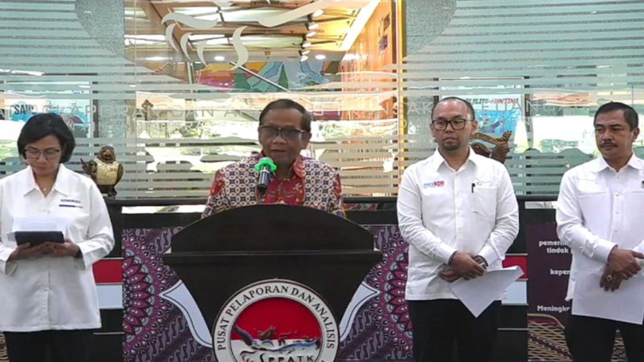 Menteri Koordinator Bidang Politik, Hukum, dan Keamanan Mahfud MD dalam konferensi pers di Kantor PPATK, Jakarta, Senin (10/4/2023). ANTARA/Tri Meilani Ameliya