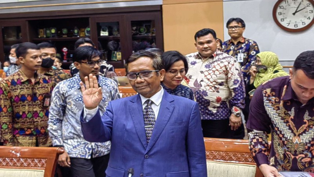 Menteri Koordinator Bidang Politik, Hukum, dan Keamanan (Menkopolhukam) Mahfud MD di komplek parlemen, Senayan, Jakarta, Selasa (11/4/2023). (ANTARA/Melalusa Susthira K.)