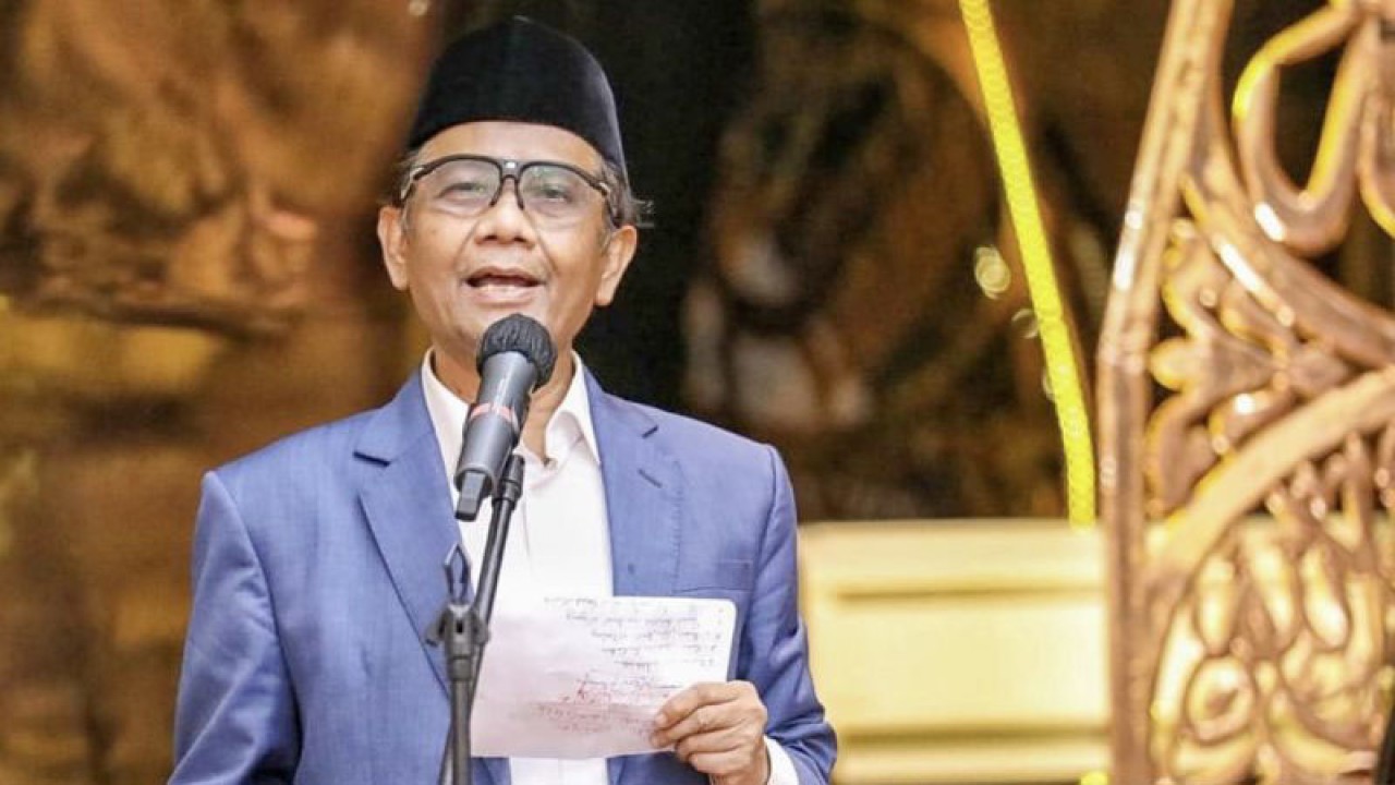 Arsip foto: Menteri Koordinator Bidang Politik, Hukum, dan Keamanan Mahfud MD memberi ceramah untuk kader dan petinggi PDIP saat peringatan Nuzulul Qur’an di Masjid At-Taufiq, Kompleks Sekolah PDIP, Jakarta, Selasa (11/4/2023). ANTARA/HO-Humas Kemenko Polhukam