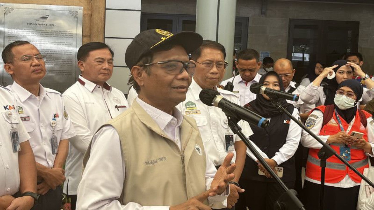 Menteri Koordinator Bidang Politik, Hukum, dan Keamanan (Menkopolhukam) Mahfud MD saat memberikan keterangan pers di Stasiun Pasar Senen Jakarta, Selasa (18/4/2023). (ANTARA/Arnidhya Nur Zhafira)
