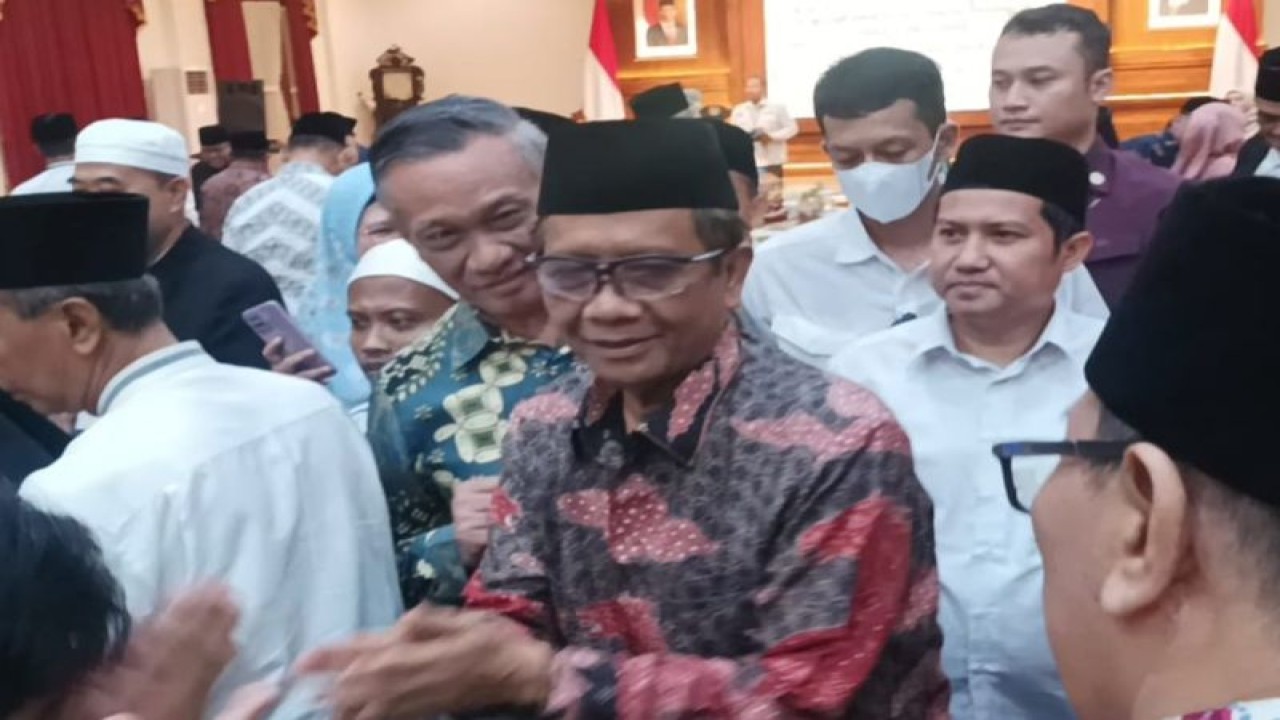 Menko Polhukam Mahfud MD saat silaturahim dan halalbihalal di Gedung Negara Grahadi Surabaya, Jawa Timur, Sabtu (29/4/2023) malam. ANTARA/Hanif Nashrullah