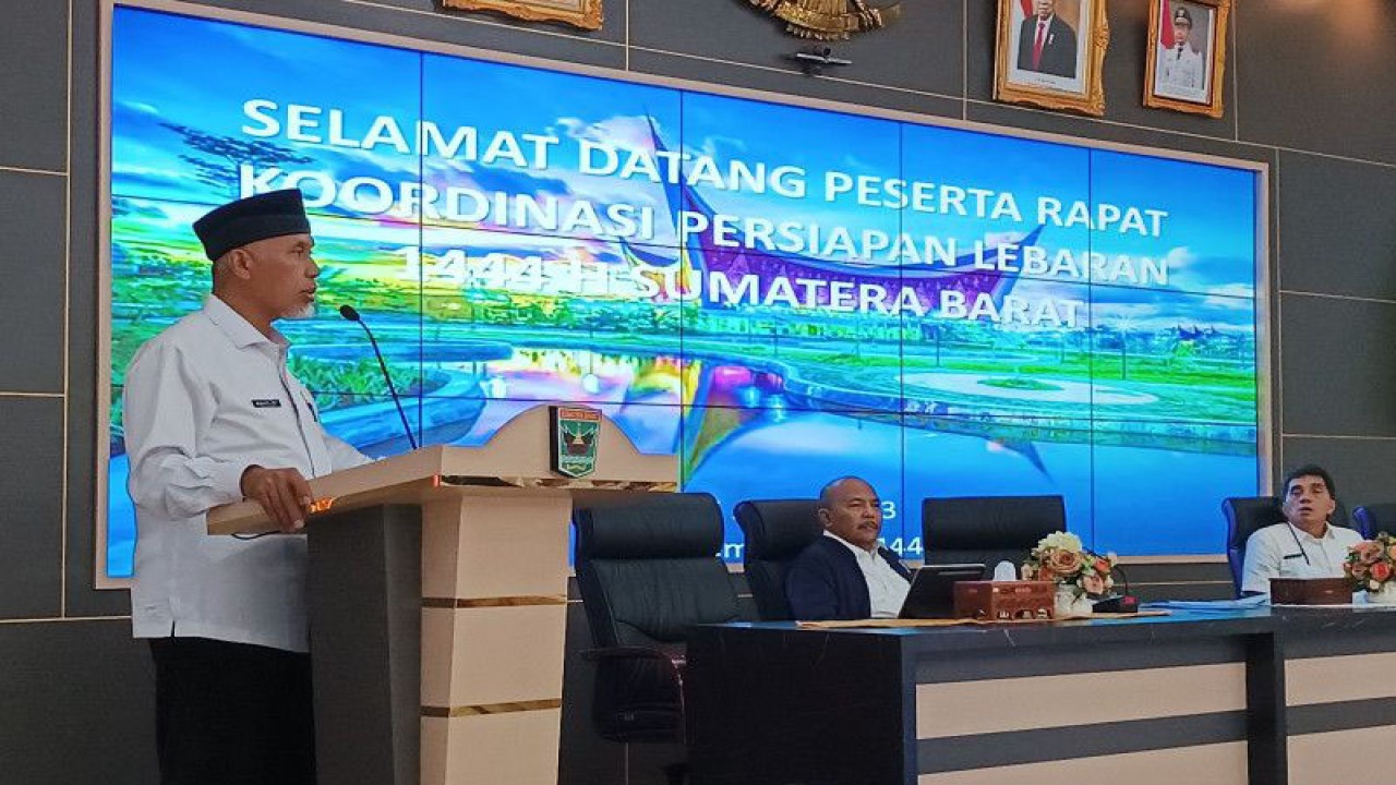 Gubernur Sumbar Mahyeldi memimpin rapat antisipasi kemacetan libur lebaran di Padang. (ANTARA/Miko Elfisha)