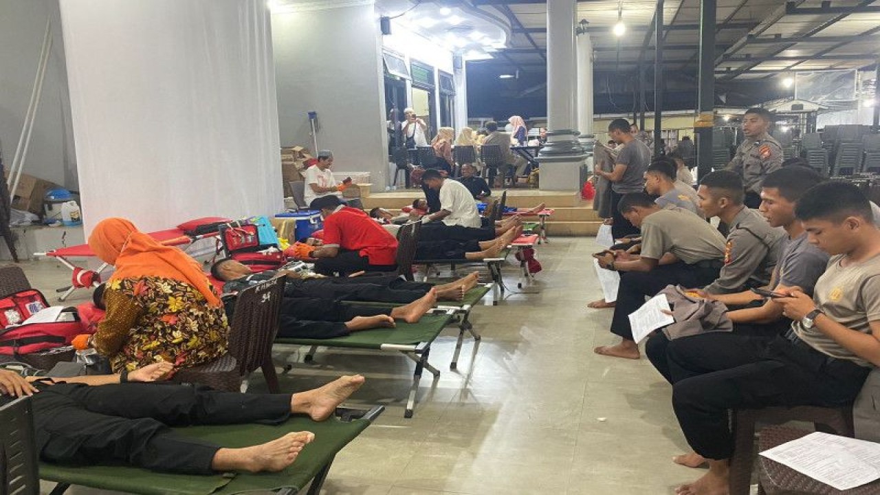 Majelis Taklim (MT) Dr Habib Abubakar Bin Hasan Alattas bersama Palang Merah Indonesia (PMI) Maluku Utara melakukan donor darah untuk kebutuhan stok selama bulan suci Ramadhan, Senin (10/4/2023) di Ternate. FOTO ANTARA/Abdul Fatah (Abdul Fatah)