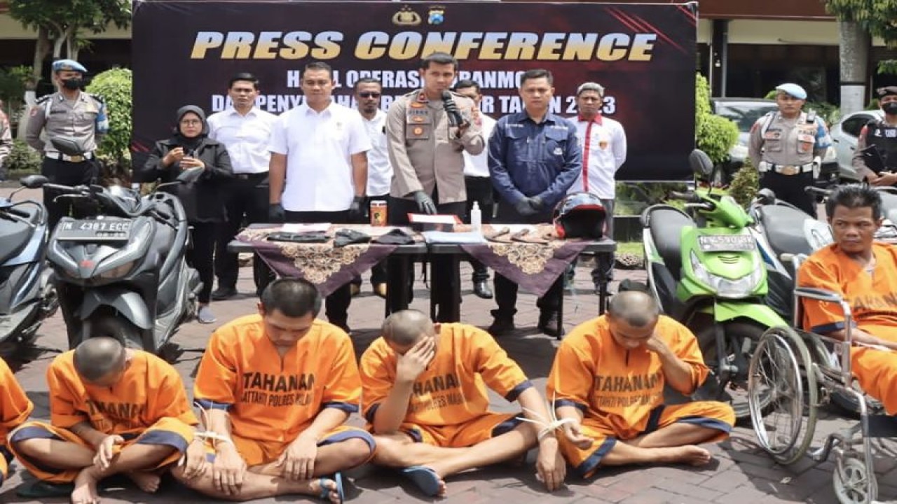 Wakapolres Malang Kompol Wisnu Kuncoro (tengah) pada saat menyampaikan rilis terkait kasus pencurian kendaraan bermotor di Mapolres Malang, Jawa Timur, Senin (3/4/2023). (ANTARA/HO-Humas Polres Malang )