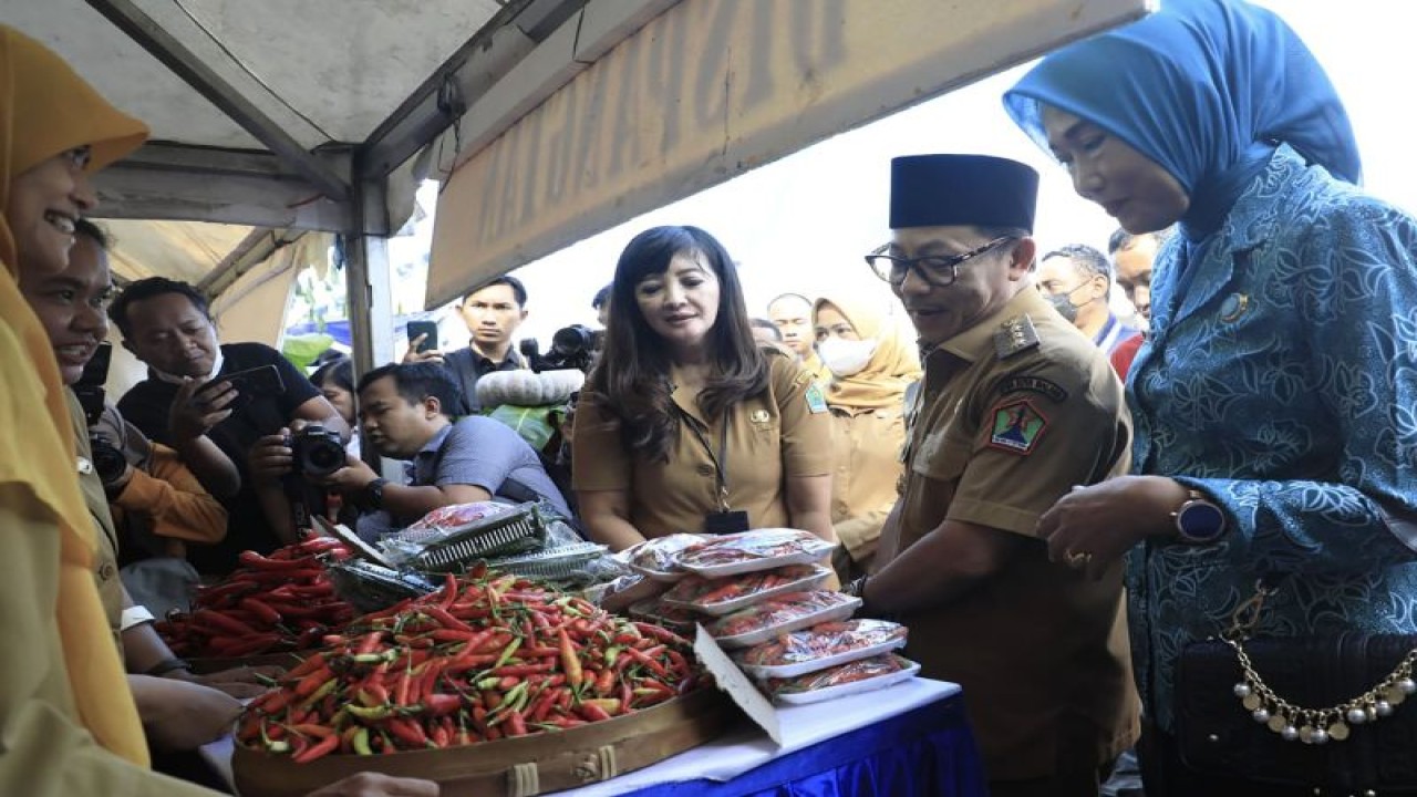 Wali Kota Malang Sutiaji (kedua kanan) pada saat meninjau salah satu stand pada Pasar Murah Ramadhan di Kota Malang, Jawa Timur, Senin (10/4/2023). (ANTARA/HO-Humas Pemkot Malang)