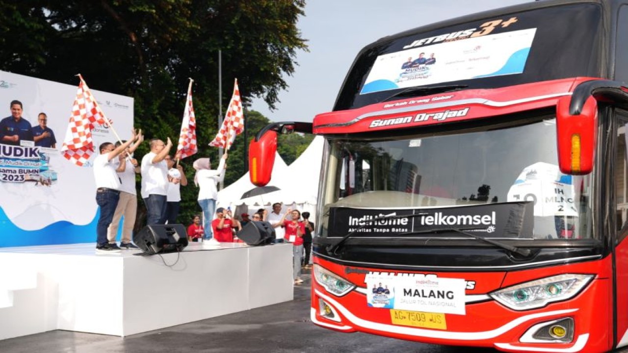 Perwakilan dari Telkom memberangkatkan pemudik dengan tajuk “Mudik Dinanti, Mudik Di hati Bersama BUMN 2023" di Kawasan pelataran Istora Senayan, Jakarta​​​​​​​. (ANTARA/HO-Telkom)