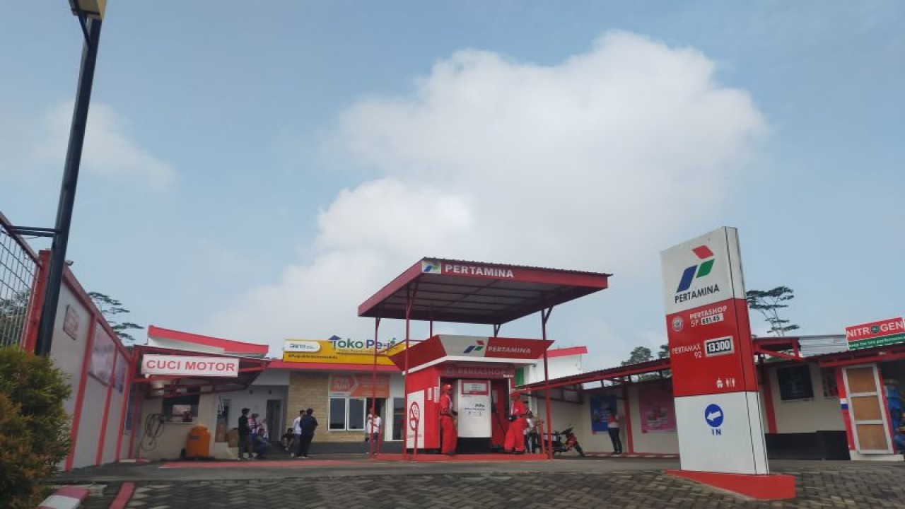 Sejumlah petugas berjaga di Pertashop KH Malik, Malang. (ANTARA/HO-Pertamina Patra Niaga Jatimbalinus)