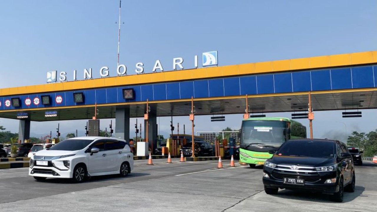 Kendaraan melintas dari pintu tol Singosari, Kabupaten Malang, Jawa Timur, Selasa (25/4/2023). (ANTARA/Vicki Febrianto)