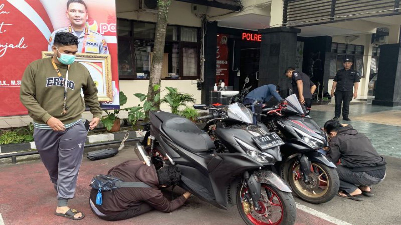 Sejumlah pemilik kendaraan mengganti knalpot yang sesuai standard sebelum mengambil kendaraan yang disita petugas, di Mapolresta Malang Kota, Jawa Timur, Kamis (27/4/2023). (ANTARA/Vicki Febrianto)