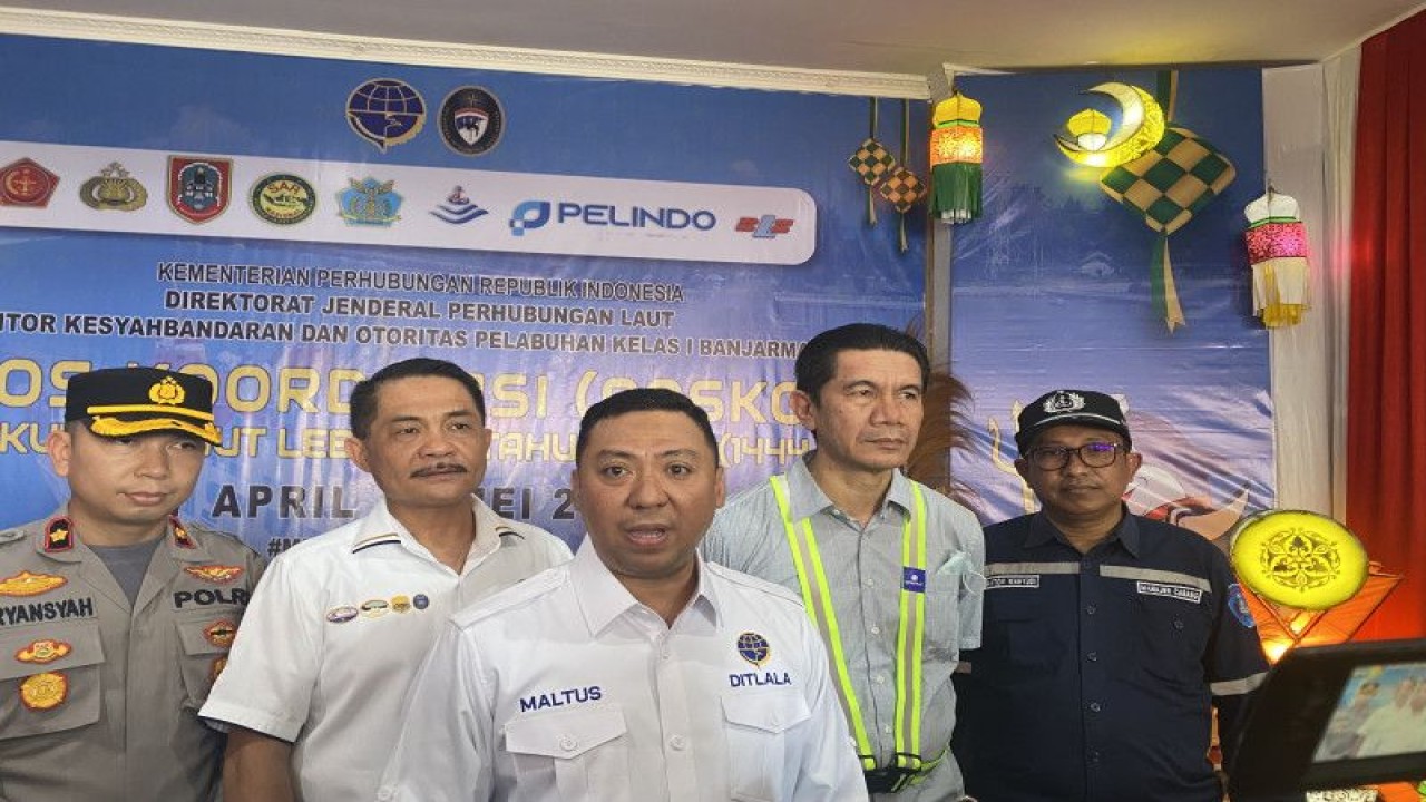 Kepala Sub Direktorat Lalu Lintas dan Angkutan Laut (Ditlala) Kementerian Perhubungan (Kemenhub) ,Maltus Jackline Kapistrano (tengah) saat melakukan kunjungan kerja terkait pemantauan arus mudik jalur laut di Pelabuhan Trisakti Banjarmasin, Kalimantan Selatan, Selasa (18/4/2023). (FOTO ANTARA/Tumpal Andani Aritonang)