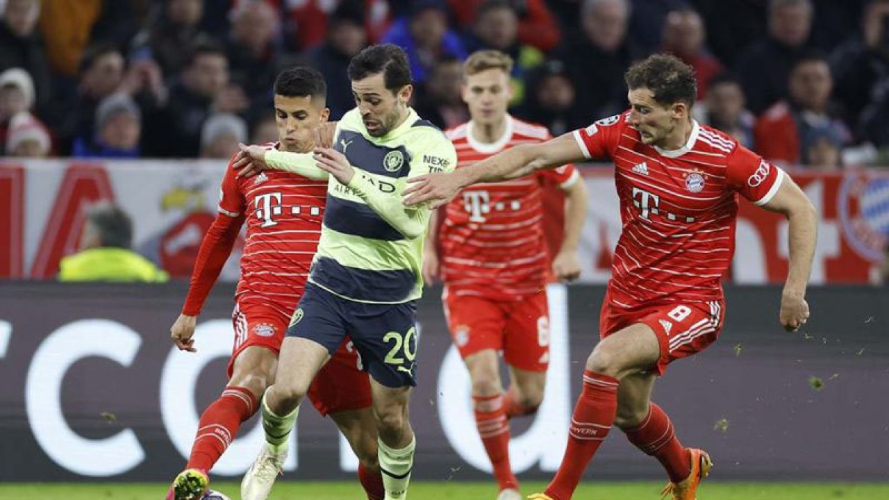 Pemain Manchester City Bernardo Silva berebut bola dengan pemain Bayern Munchen Leon Goretzka dan Joao Cancelo dalam pertandingan sepak bola leg kedua Perempat Final Liga Champions di Allianz Arena​​​​​, Munich, Jerman, Kamis (20/4/2023) dini hari.  Pertandingan berakhir imbang dengan skor 1-1 namun Manchester City mengantongi agregat gol 4-1 sehingga lolos semi final. ANTARA FOTO/Reuters/​​​​​​​Heiko Becker/nym.