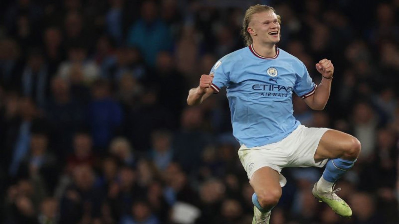 Pesepak bola Manchester City Erling Haaland merayakan kemenangan timnya atas Arsenal dalam laga lanjutan Liga Inggris di Etihad Stadium, Manchester, Inggris, Rabu (26/4/2023). City menang dengan skor 4-1. ANTARA FOTO/Action Images via Reuters/Lee Smith/foc.