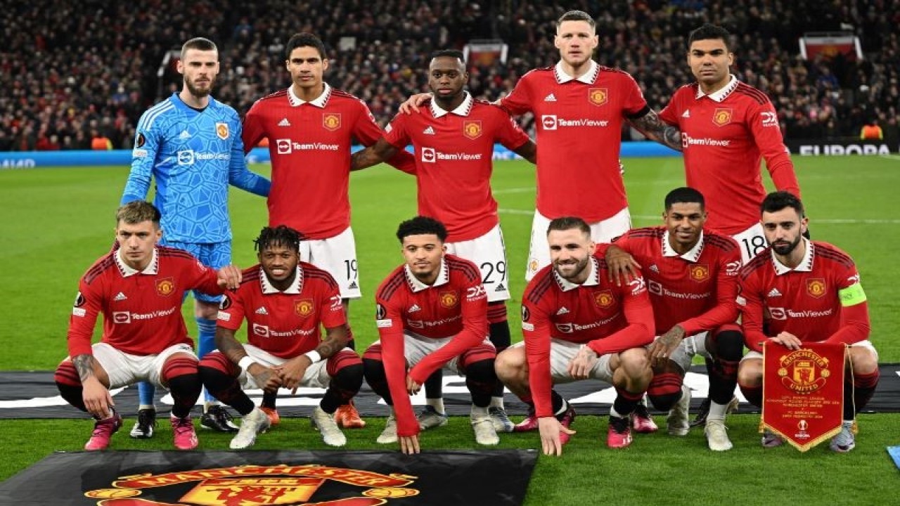 Ilustrasi - Para pemain Manchester United melakukan foto tim menjelang pertandingan leg kedua playoff Liga Europa melawan Barcelona di Old Trafford pada 23 Februari 2023. ANTARA/AFP/OLI SCARFF