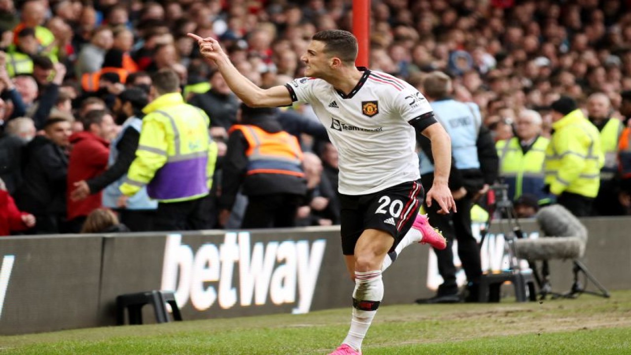 Selebrasi Diogo Dalot setelah mencetak gol kedua Manchester United dalam pertandingan Liga Premier Inggris lawan Nottingham Forest di The City Ground pada 16 April 2023. REUTERS/CHRIS RADBURN