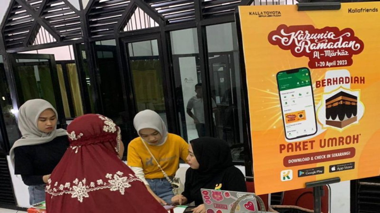 Gerai Karunia Ramadhan Masjid Al Markaz Al Islami Makassar bekerja sama Kalla untuk memberikan kesempatan umrah gratis bagi jamaah Masjid Al Markaz Makassar, Selasa (4/03/2023). ANTARA Foto/HO-panitia