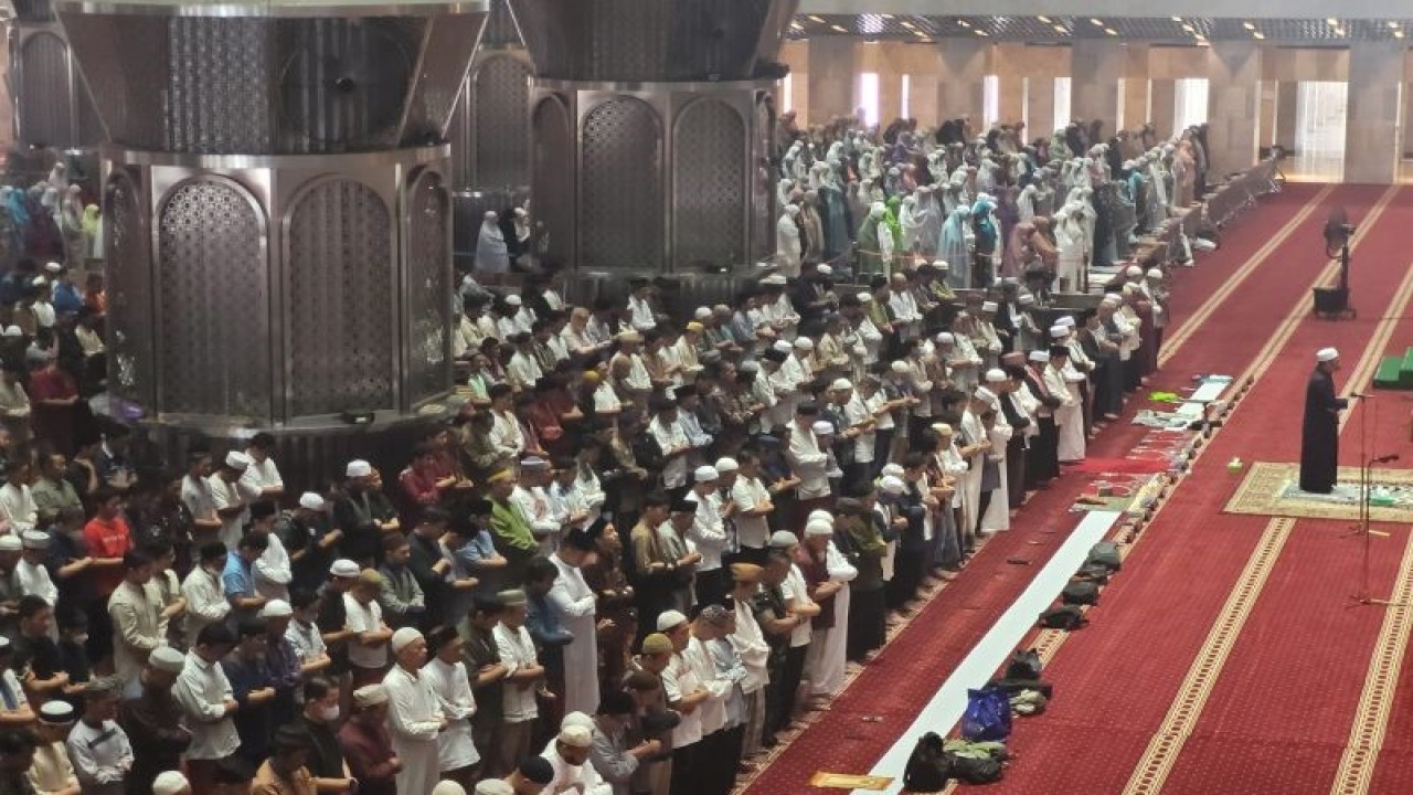 Shalat Kusuf (gerhana matahari) yang diikuti oleh ribuan jamaah di Masjid Istiqlal, Jakarta, Kamis (20/4/2023). (ANTARA/Sean Filo Muhamad)