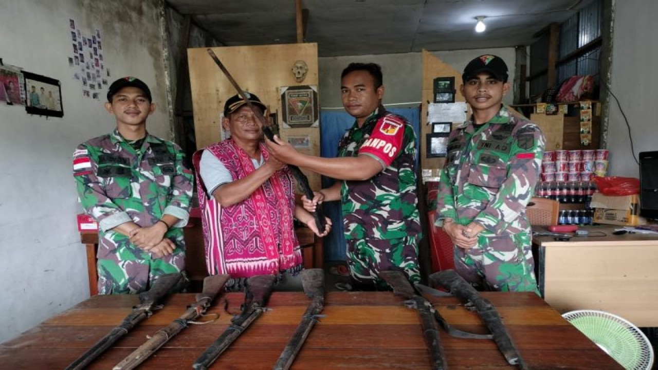 Dokumentasi - Ketua Adat Desa Sei Seria Ranggut menyerahkan senjata api ilegal kepada Satgas Pamtas Yonarmed Trk Bogani di daerah perbatasan Indonesia-Malaysia, wilayah Sintang, Kalimantan Barat. (ANTARA/HO-Yonarmed Trk Bogani)