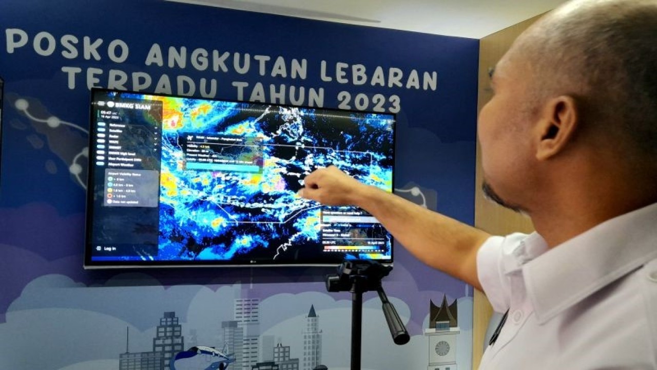 Koordinator Bidang Layanan Informasi BMKG Agus Fitrianto saat menyampaikan pantauan cuaca pada situs SIAM BMKG di Posko Angkutan Lebaran Terpadu Kementerian Perhubungan, Jakarta, Minggu (16/4/2023). ANTARA/Lintang Budiyanti Prameswari