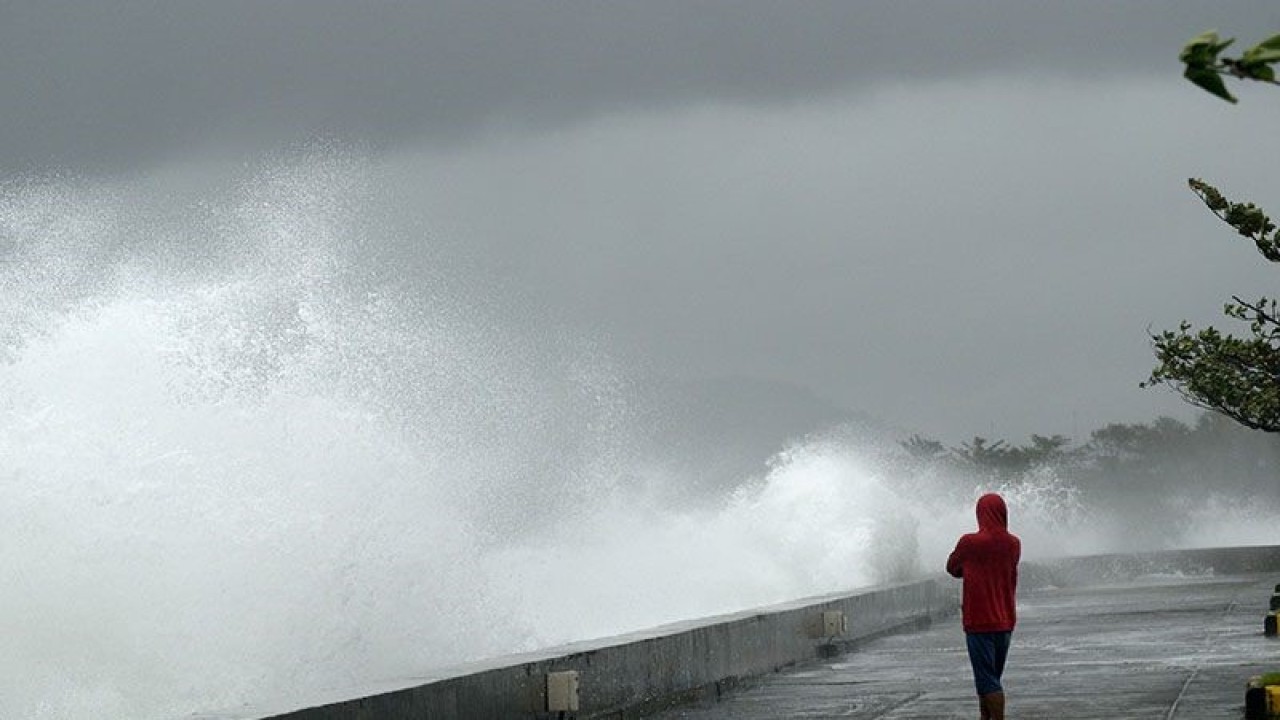 Ilustrasi - Seorang pria mengamati gelombang tinggi di Manado, Sulawesi Utara, Selasa (14/2/2023). ANTARA FOTO/Adwit B Pramono/focpri. (ANTARA FOTO/ADWIT B PRAMONO)