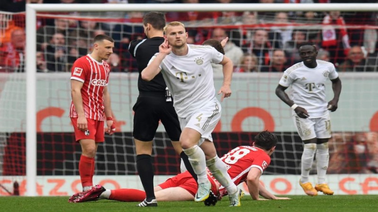 Pemain Bayern Muenchen Matthijs de Ligt melakukan selebrasi usai mencetak gol pada pertandingan Liga Jerman pekan ke-27 kontra Freiburg di Stadion Europa-Park, Freiburg, Sabtu (8/4/2023). (ANTARA/AFP/THOMAS KIENZLE)