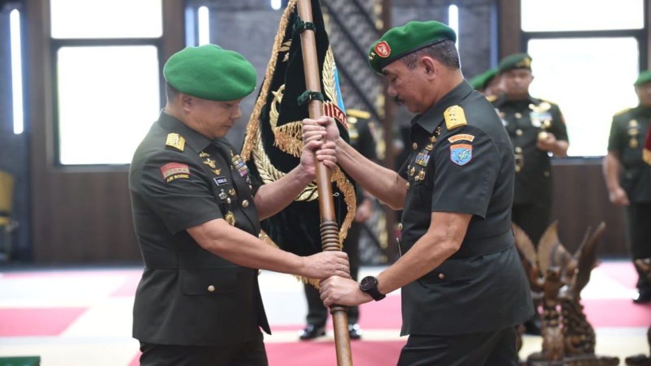 Kasad Jenderal TNI Dudung Abdurachman menyerahkan panji Pangdam XII/Tpr kepada Mayor Jenderal TNI Iwan Setiawan yang menggantikan Panglima Kodam XII/Tanjungpura Mayjen TNI Sulaiman Agusto (ANTARA/HO)