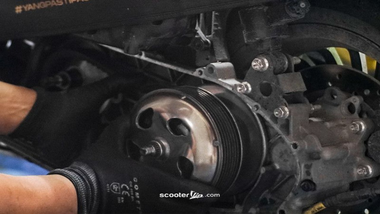 Mekanik sedang memperbaiki Vespa konsumen Scooter VIP. (ANTARA/HO/Scooter VIP)