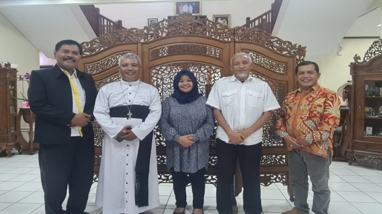 Romo Vikep Yogyakarta Barat Rm Suwondo Pr saat melakukan silaturahmi Lebaran ke Bupati Sleman Kustini Sri Purnomo, Minggu (23/4/2023). ANTARA/HO-Vikep Yogyakarta Barat