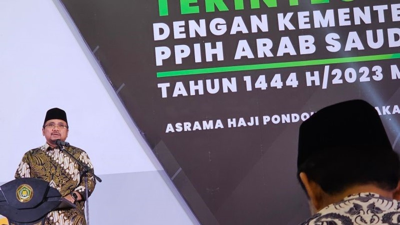 Menteri Agama Yaqut Cholil Qoumas saat membuka Bimbingan Teknis Terintegrasi dengan Kementerian Kesehatan PPIH Arab Saudi 1444 H/ 2023 H di Asrama Haji Pondok Gede, Jakarta, Rabu (12/4/2023) malam. (ANTARA/Nur Istibsaroh)