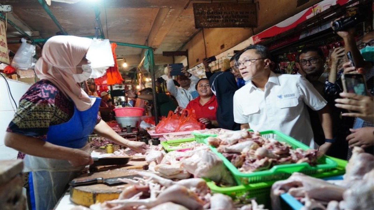 Menteri Perdagangan (Mendag) Zulkifli Hasan saat meninjau harga barang kebutuhan pokok di Pasar Rawamangun, Jakarta pada Senin (3/4/2023). ANTARA/HO-Kementerian Perdagangan.