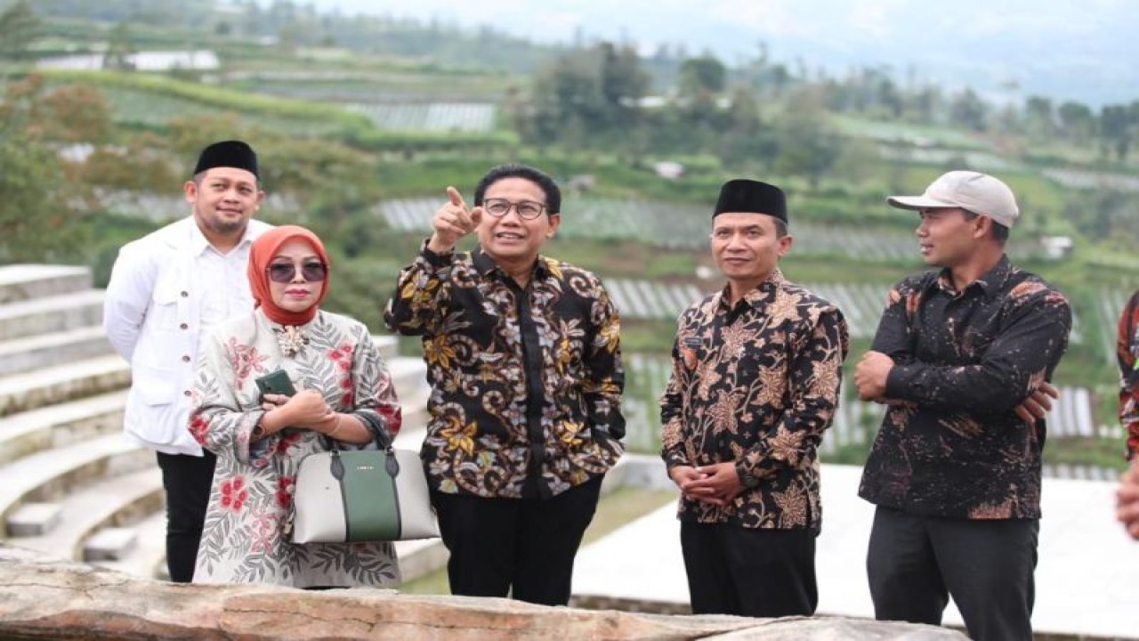 Mendes PDTT Abdul Halim Iskandar (tengah) melakukan kunjungan kerja ke BUMDesa Mekar Sembada Mulya Desa Wonolelo Kecamatan Sawangan Kabupaten Magelang, Kamis (13/4/2023). (ANTARA/HO-Kemendes PDTT)
