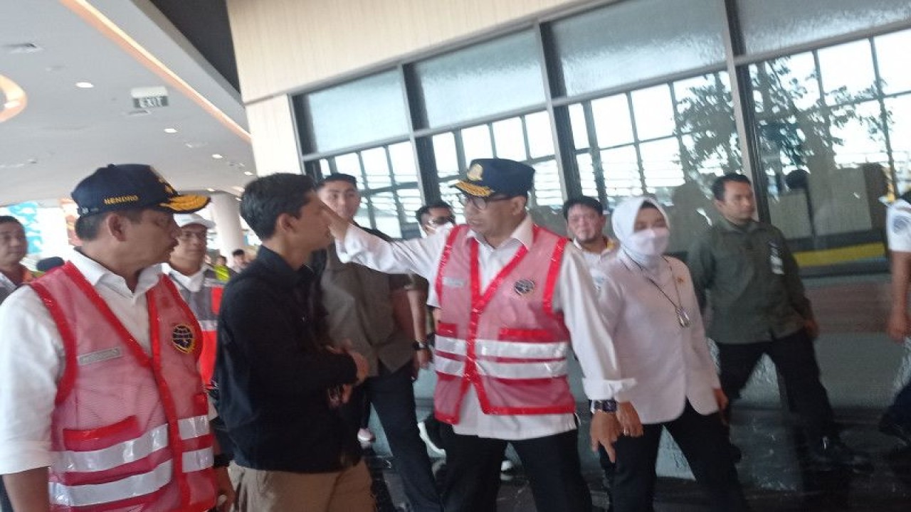 Menteri Perhubungan (Menhub) Budi Karya Sumadi meninjau persiapan Pelabuhan Merak, Banten untuk pelayanan arus mudik dan arus balik Lebaran 1444 H/2023. ANTARA/Mansur Suryana