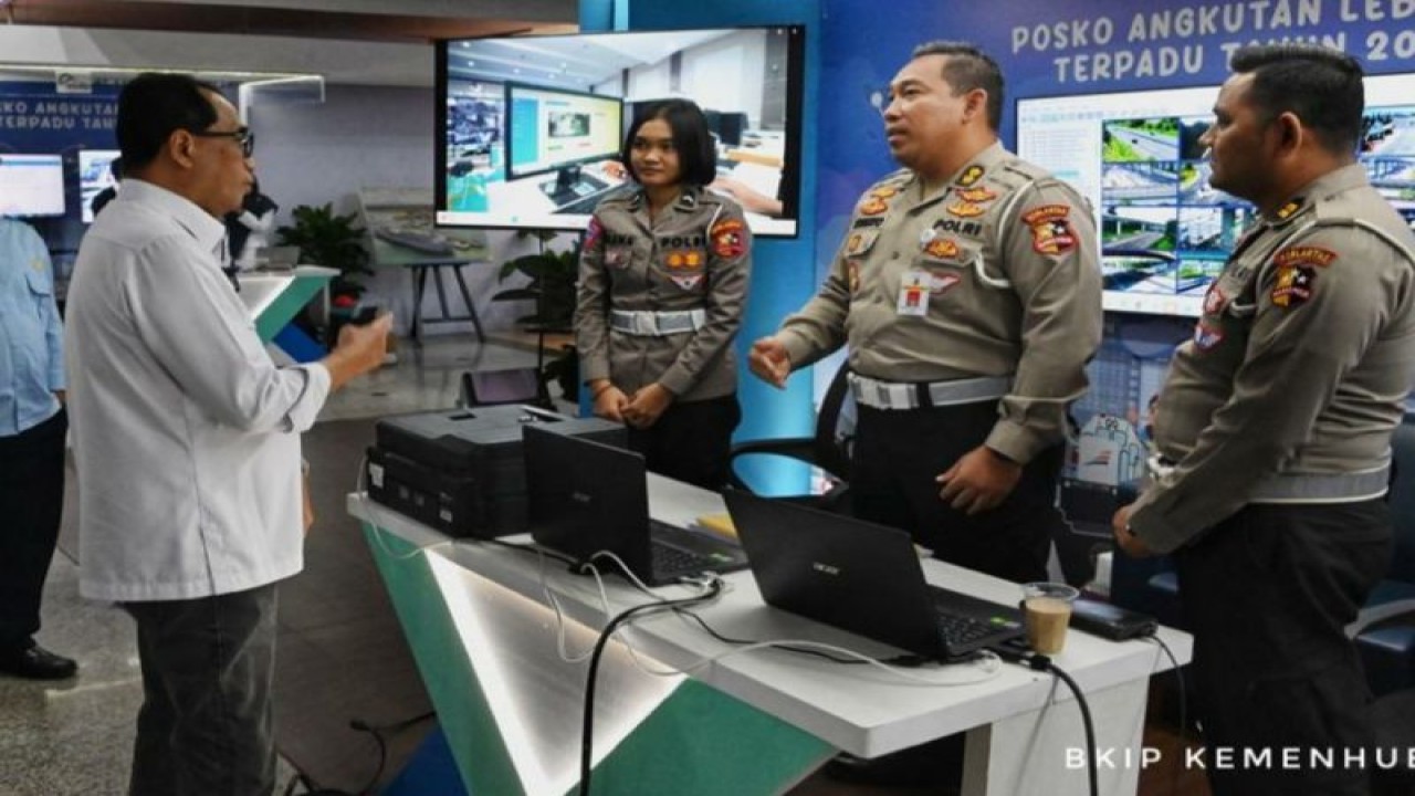Menhub Budi Karya Sumadi (kiri) saat melakukan rapat koordinasi di Posko Angkutan Lebaran Terpadu 2023 di Gedung Kemenhub, Jakarta, Senin (24/4/2023). ANTARA/HO-Biro Komunikasi dan Informasi Publik (BKIP) Kemenhub
