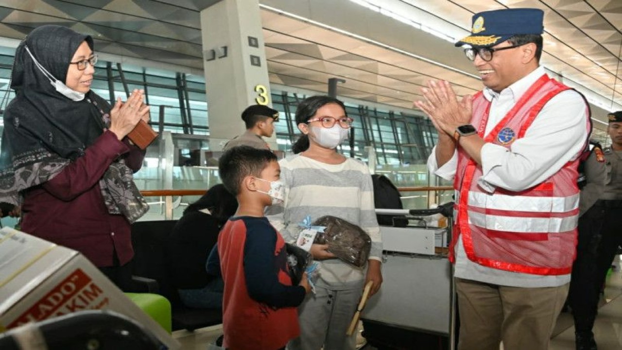 Menhub Budi Karya Sumadi (kanan) berinteraksi dengan penumpang saat meninjau Bandara Soekarno-Hatta, Tangerang, Banten, Selasa (25/4/2023). ANTARA/HO-Biro Komunikasi dan Informasi Publik (BKIP) Kemenhub