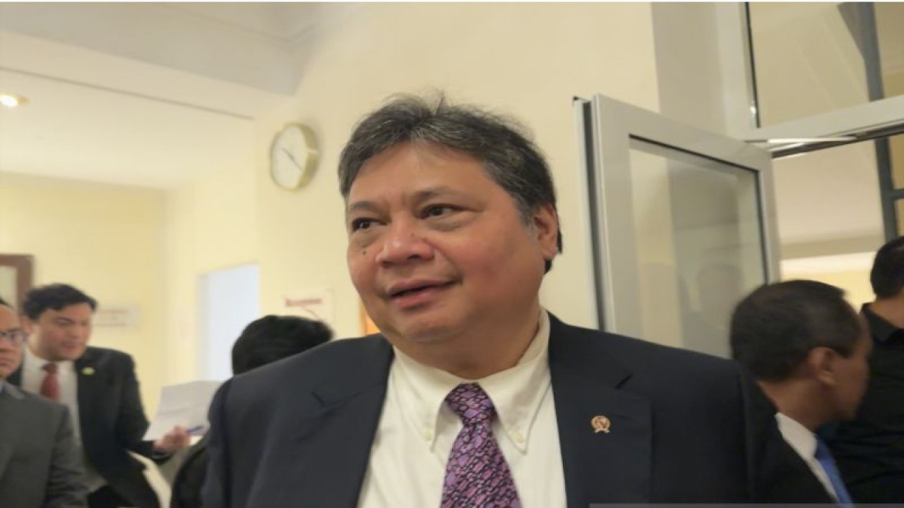Menteri Koordinator Bidang Perekonomian Airlangga Hartarto saat ditemui di Hannover, Jerman, Minggu (16/4/2023) waktu setempat. ANTARA/Sella Panduarsa Gareta