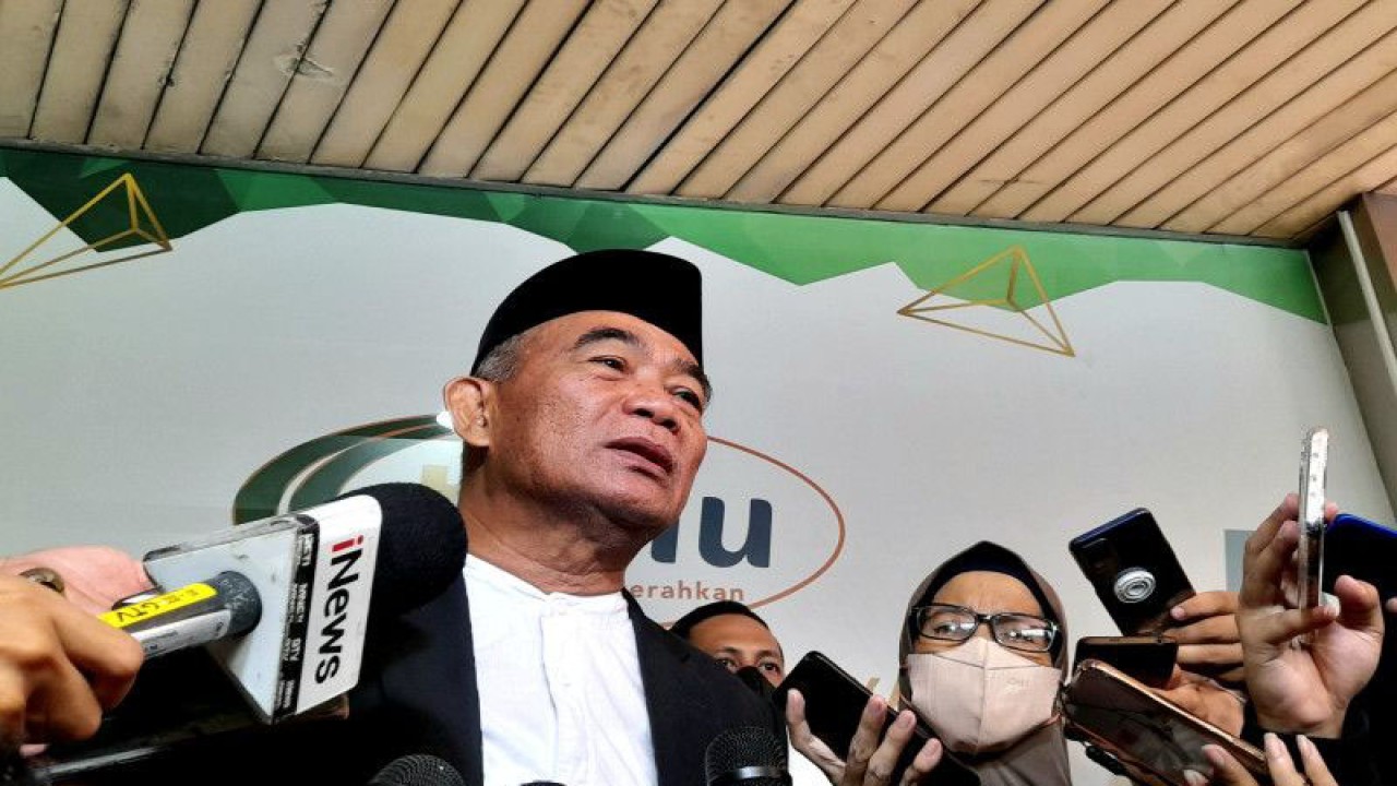 Menteri Koordinator Pembangunan Manusia dan Kebudayaan (Menko PMK) Muhadjir Effendy saat melaksanakan shalat Id pada Jumat (21/4/2023) di lapangan Gedung Pimpinan Pusat Muhammadiyah, Menteng, Jakarta Pusat (ANTARA/Lintang Budiyanti Prameswari)