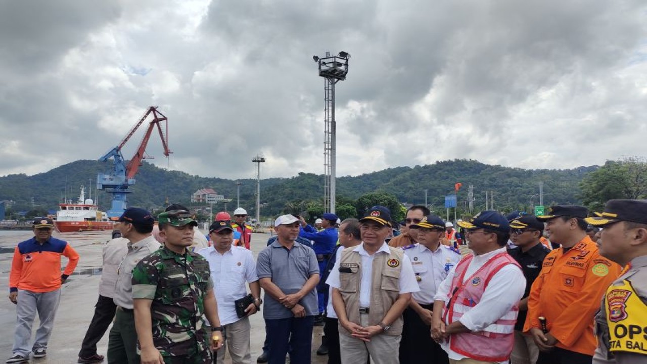 Menteri Koordinator Bidang Pembangunan Manusia dan Kebudayaan (Menko PMK) Muhadjir Effendy (tengah rompi abu-abu) bersama rombongan sedang mengecek kesiapan Pelabuhan Panjang dalam menghadapi arus balik, Bandarlampung, Selasa, (25/4/2023). (ANTARA/Dian Hadiyatna)