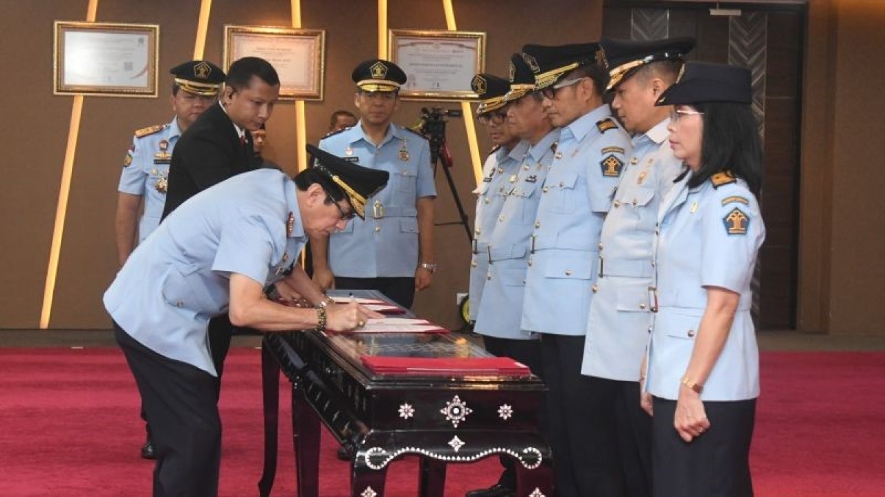 Menkumham Yasonna Laoly melantik lima pimpinan tinggi madya Kemenkumham di Gedung Sentramulia Kemenkumham, Jakarta, Selasa (4/4/2023). (ANTARA/HO-Kemenkumham)