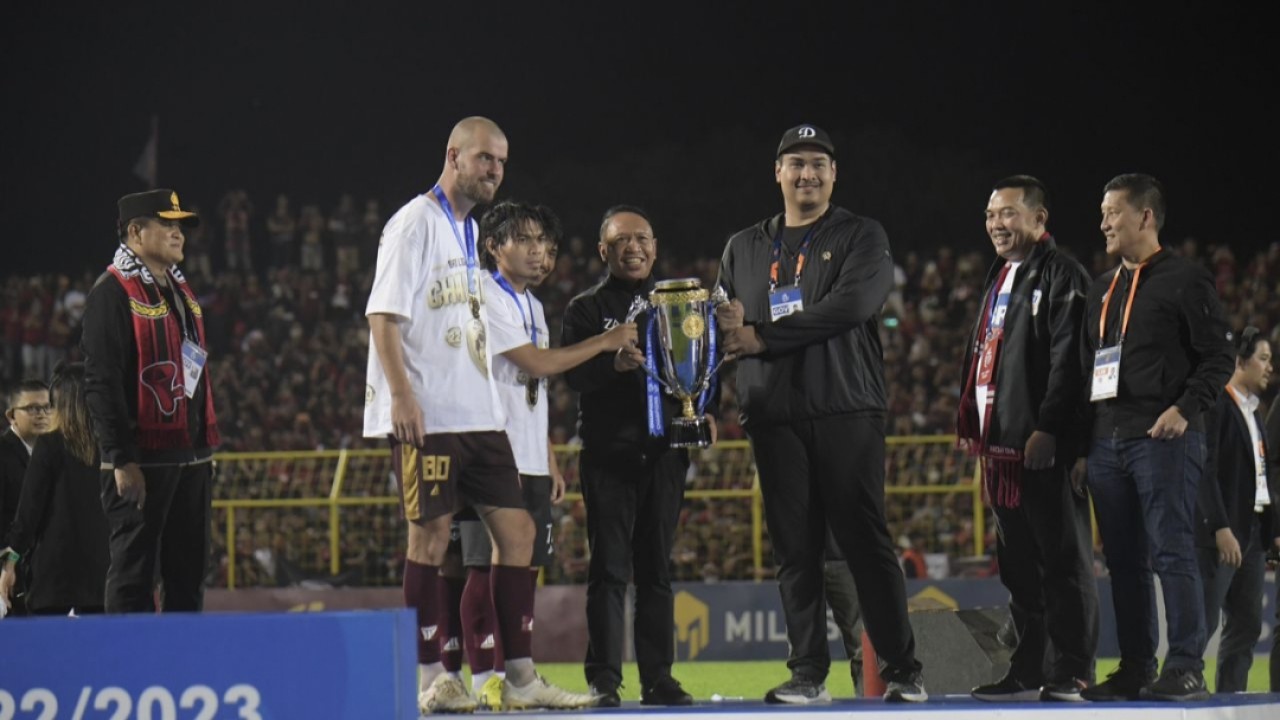 Menpora Dito Ariotedjo serahkan Piala Liga 1 kepada PSM Makassar