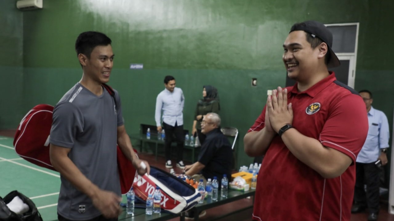 Menpora Dito kunjungi platnas PBSI