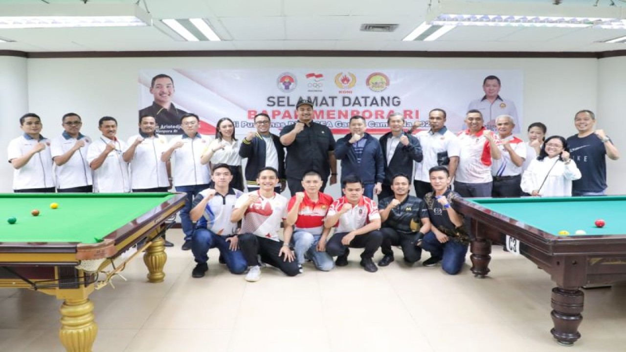 Menpora Dito Ariotedjo (kedelapan dari kiri) beserta jajaran meninjau langsung pelatnas cabang olahraga biliar untuk SEA Games XXXII/2023 Kamboja di MNC Business College, Jakarta, Jumat (7/4/2023). (ANTARA/HO-Kemenpora)