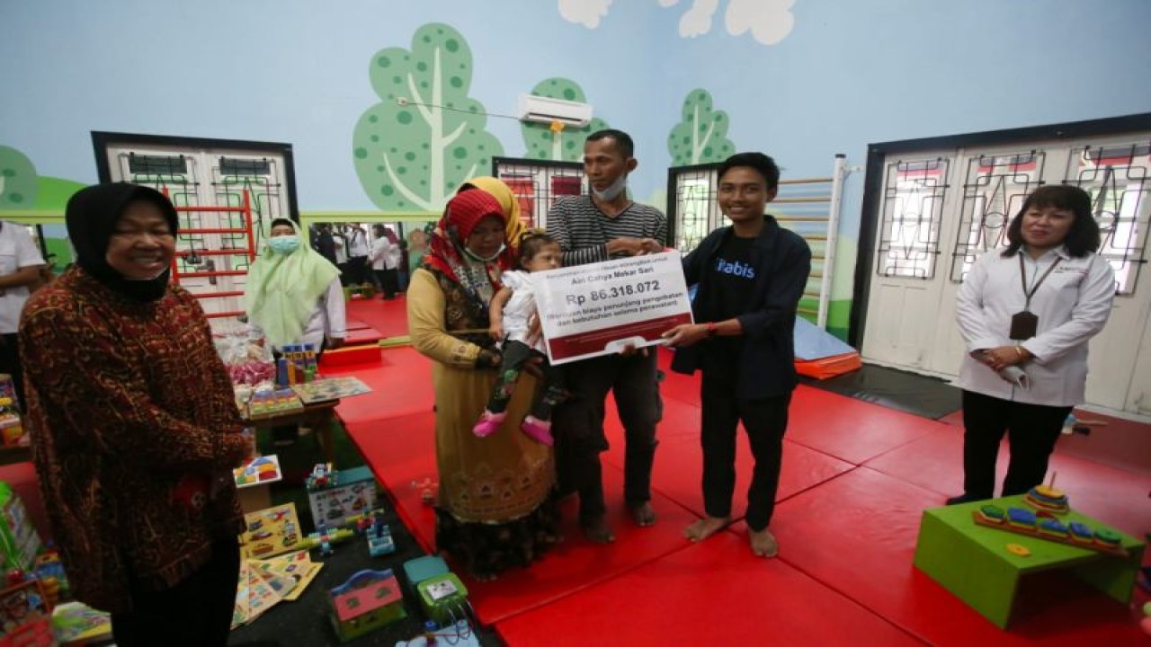 Penyerahan bantuan Kementerian Sosial untuk anak Khalila penderita bocor jantung di Sentra Terpadu Pangudi Luhur Bekasi, Jawa Barat, Selasa (4/4/2023). (ANTARA/HO-Kemensos)