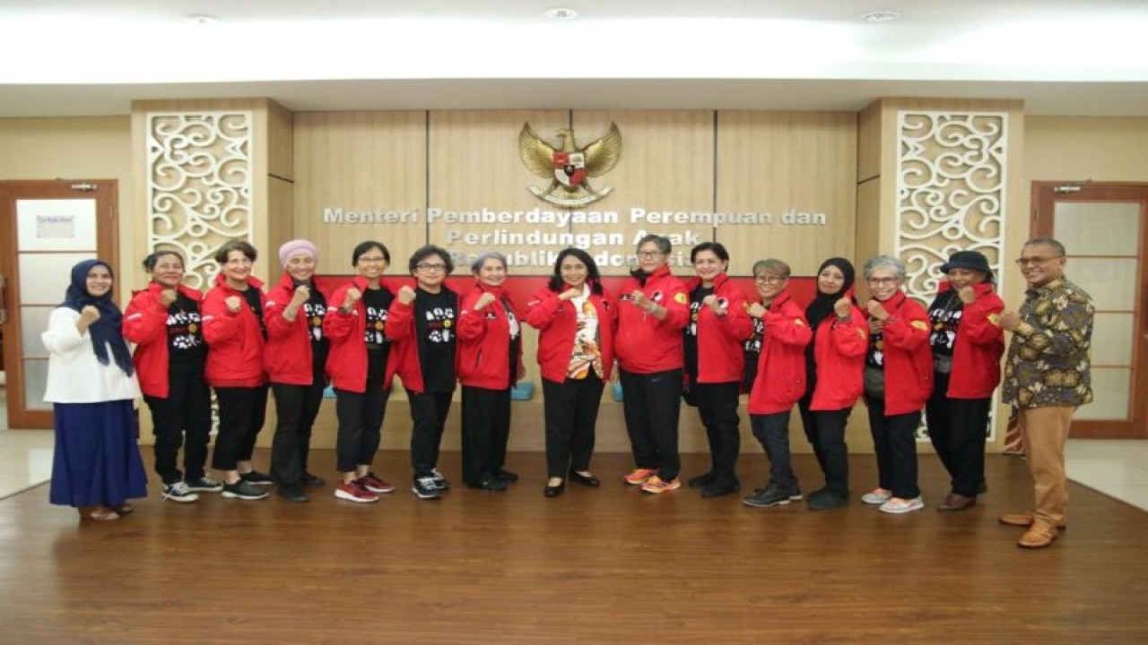 Menteri Pemberdayaan Perempuan dan Perlindungan Anak Bintang Puspayoga (tengah) melepas keberangkatan Tim Ekspedisi Perempuan Kerabat Pecinta Alam (KPA) Jakarta Indonesia, yang akan bertolak ke Spanyol. (ANTARA/HO-Kemen PPPA)