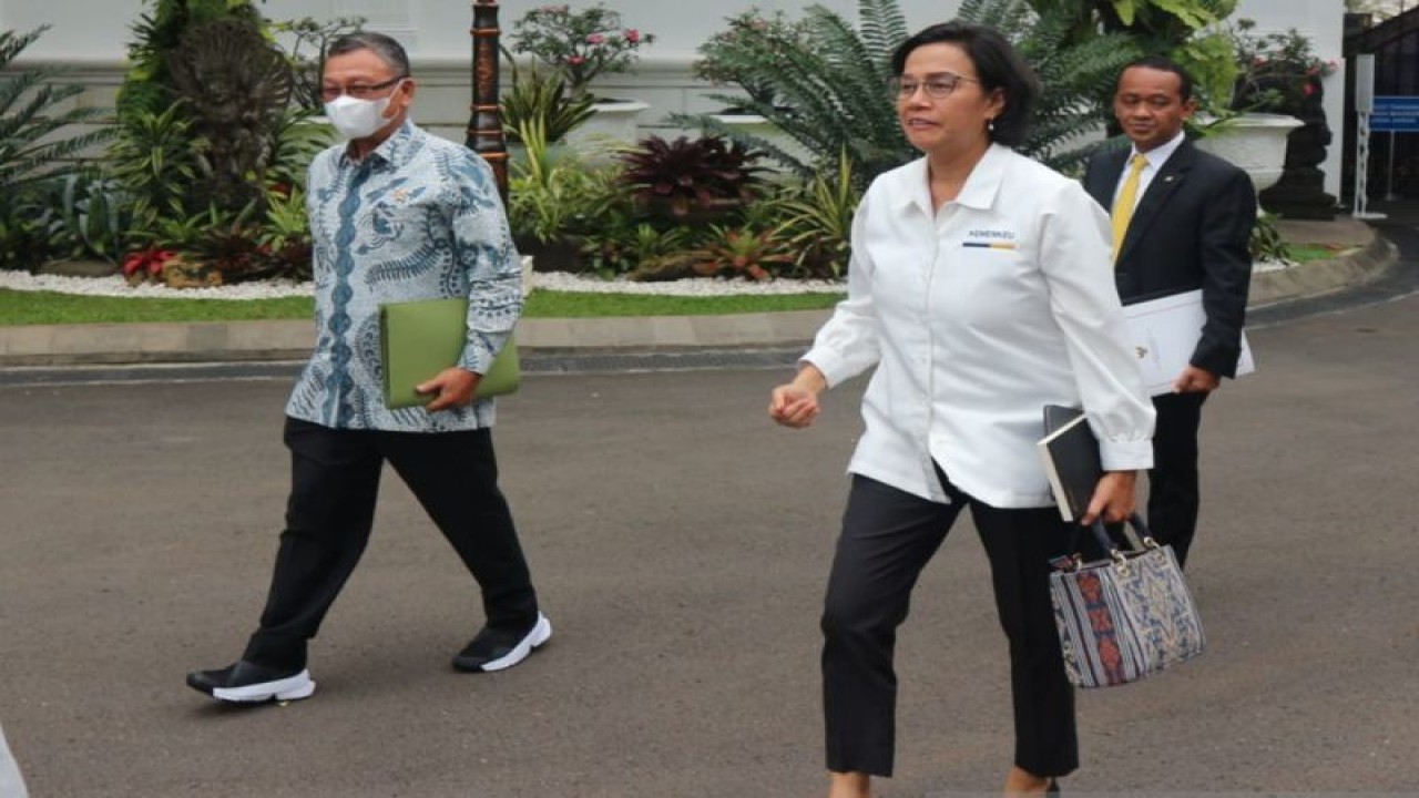 Menteri ESDM Arifin Tasrif (kiri) bersama Menteri Keuangan Sri Mulyani (kanan) dan Menteri Investasi Bahlil Lahadalia usai menghadiri rapat dengan Presiden Joko Widodo di Istana Kepresidenan Jakarta, Senin (3/4/2023). ANTARA/Rangga Pandu Asmara Jingga