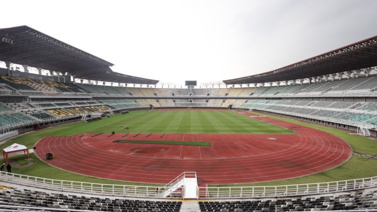 Ilustrasi - Pekerja melakukan perawatan rumput lapangan Stadion Bung Tomo, Surabaya, Jawa Timur, Kamis (30/3/2023). Federasi sepak bola dunia (FIFA) resmi membatalkan status Indonesia sebagai tuan rumah Piala Dunia U-20 2023 yang rencananya digelar pada akhir Mei mendatang. ANTARA FOTO/Rizal Hanafi/Ds (ANTARA/Rizal Hanafi)