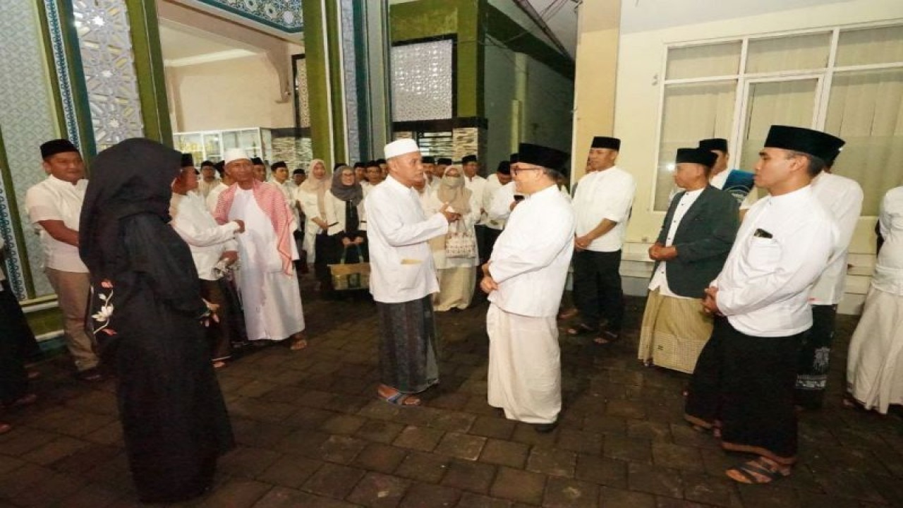 Menteri PAN-RB Abdullah Azwar Anas didampingi Bupati Banyuwangi Ipuk Fiestiandani saat silaturahim ke Ponpes Darussalam, Blokagung, Banyuwangi. Minggu (2/4/2023) ANTARA/HO-Humas Pemkab Banyuwangi