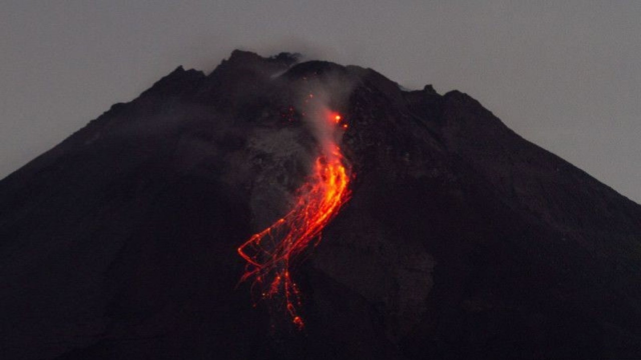 Arsip Foto. Luncuran lava pijar Gunung Merapi terlihat dari Srumbung, Magelang, Jawa Tengah, Minggu (2/4/2023). (ANTARA FOTO/Hendra Nurdiyansyah/foc)