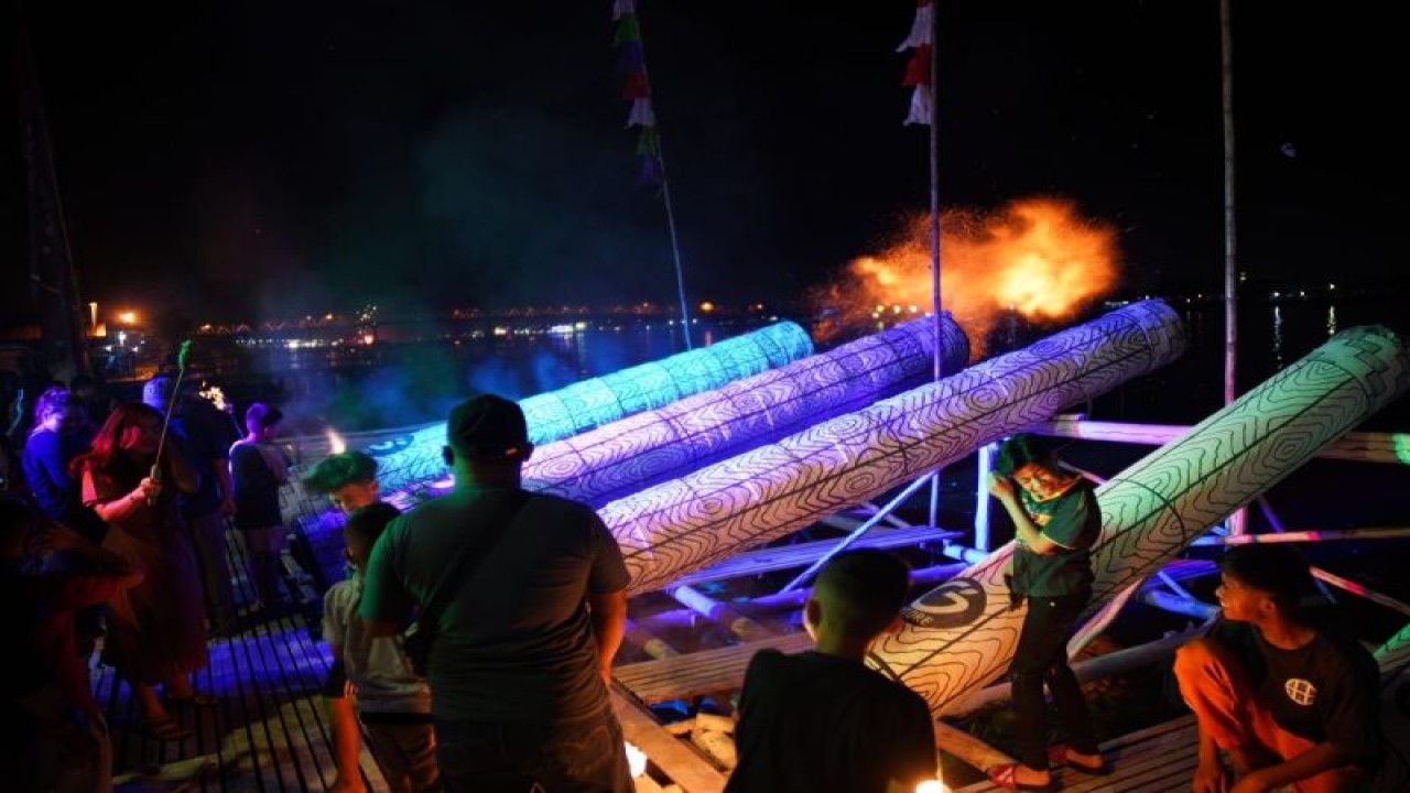 Permainan meriam karbit yang dimainkan di tepian Sungai Kapuas. (ANTARA/Jimmy)